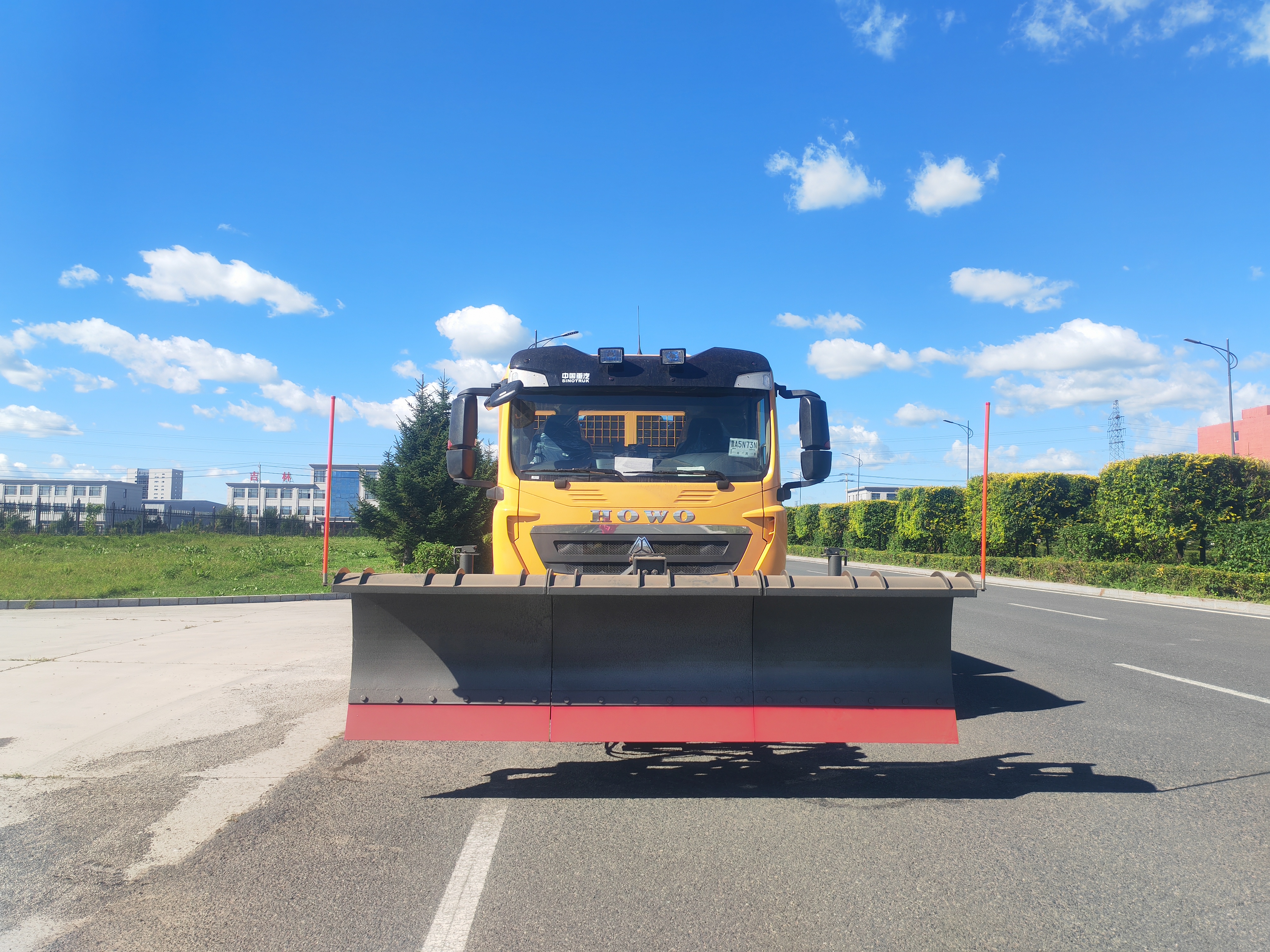 BLD5181TCXZZ6型（18噸）多功能除冰除雪車(圖1)